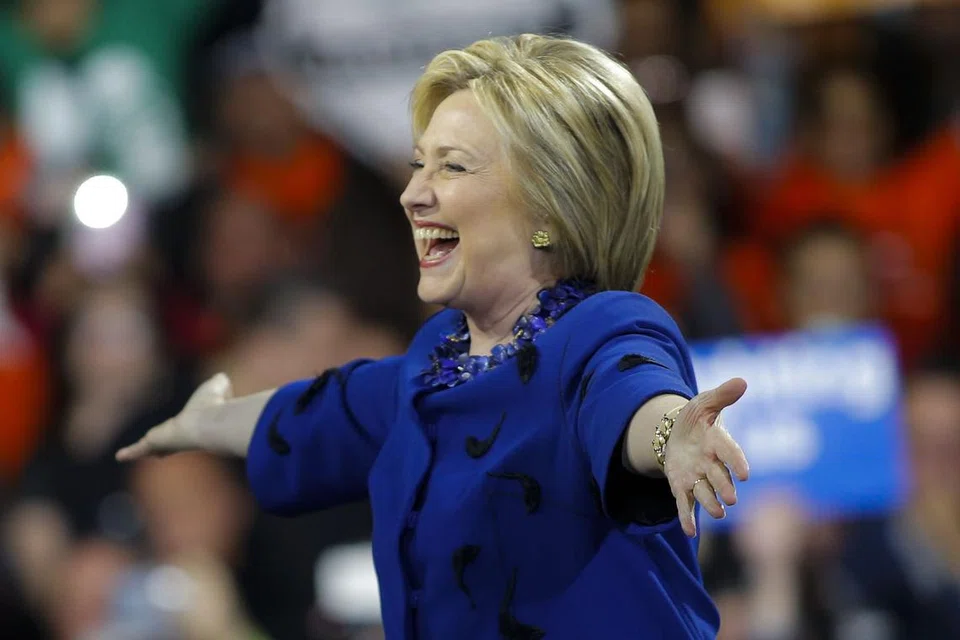 CIK HILLARY CLINTON: Calon parti Demokrat ini bakal menempa sejarah sebagai wanita pertama menerajui politik tertinggi Amerika jika menang sebagai Presiden kelak.