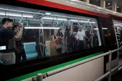 PEMANDANGAN LEBIH BAIK: Kereta api baru ini mempunyai tingkap lebih besar bagi memberi penumpang pemandangan sekitaran lebih baik di Laluan Utara-Selatan dan Timur-Barat.