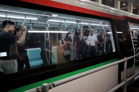 PEMANDANGAN LEBIH BAIK: Kereta api baru ini mempunyai tingkap lebih besar bagi memberi penumpang pemandangan sekitaran lebih baik di Laluan Utara-Selatan dan Timur-Barat.