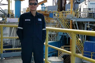 BERJAUHAN DEK COVID-19: Meskipun bukan kali pertama beraya berjauhan dari keluarga, Encik Erza (atas), berasa lebih sedih tahun ini kerana sudahlah beliau tidak dapat bersama isteri dan dua anaknya, mereka pula tidak dapat beraya bersama sanak-saudara lain. - Foto ihsan ERZA ARIPIN.