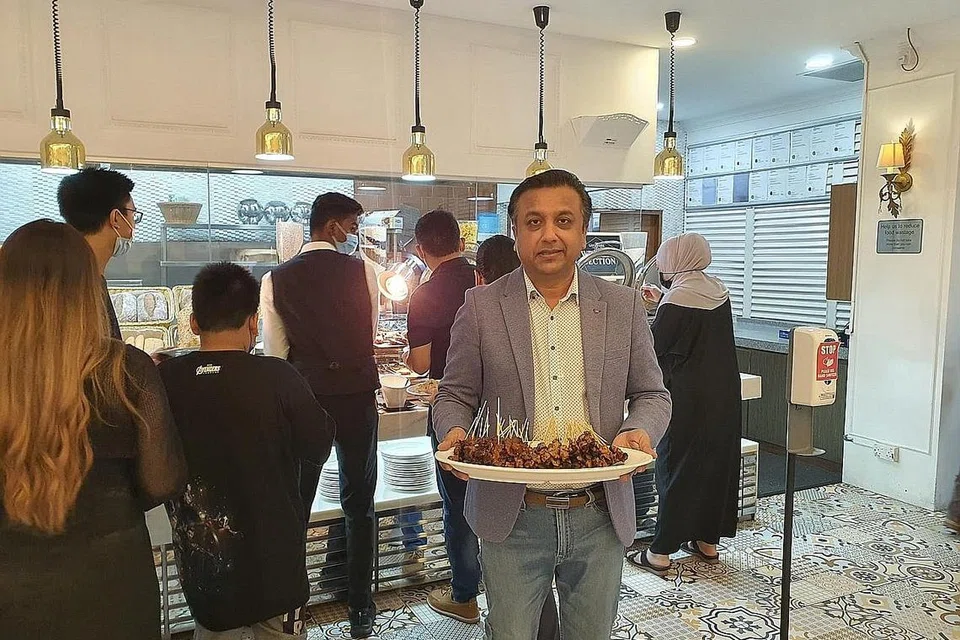 MENINGKAT RANCAK: Encik Ali Abbas berkata semasa Ramadan perniagaan di restorannya mula meningkat dengan tempahan hampir mencecah paras sebelum Covid-19 dan sejak beberapa minggu lalu ia lebih baik kerana pelanggan sudah boleh ambil sajian bufet sendiri. Syarikatnya mengendalikan restoran The Landmark @ Village Hotel Bugis, Royal Palm di Orchid Country Club dan Royal Palm@ Village Hotel Bugis. - Foto ihsan ALI ABBAS