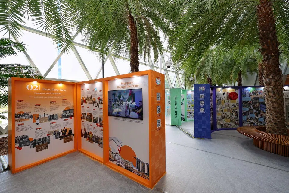 ‘Heartbeats And Headlines: 180 Years Of Telling The Singapore Story’ ialah pameran bergerak yang menampilkan muka depan akhbar yang jarang ditemui, paparan interaktif dan cerita menggunakan pelbagai jenis media.