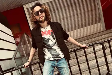 Vokalis kumpulan Mojo, Aweera memeriahkan acara konsert rok rakyat di Stadium Woodlands pada 25 Oktober bagi mengumpul dana untuk penduduk Gaza.