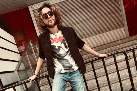 Vokalis kumpulan Mojo, Aweera memeriahkan acara konsert rok rakyat di Stadium Woodlands pada 25 Oktober bagi mengumpul dana untuk penduduk Gaza.