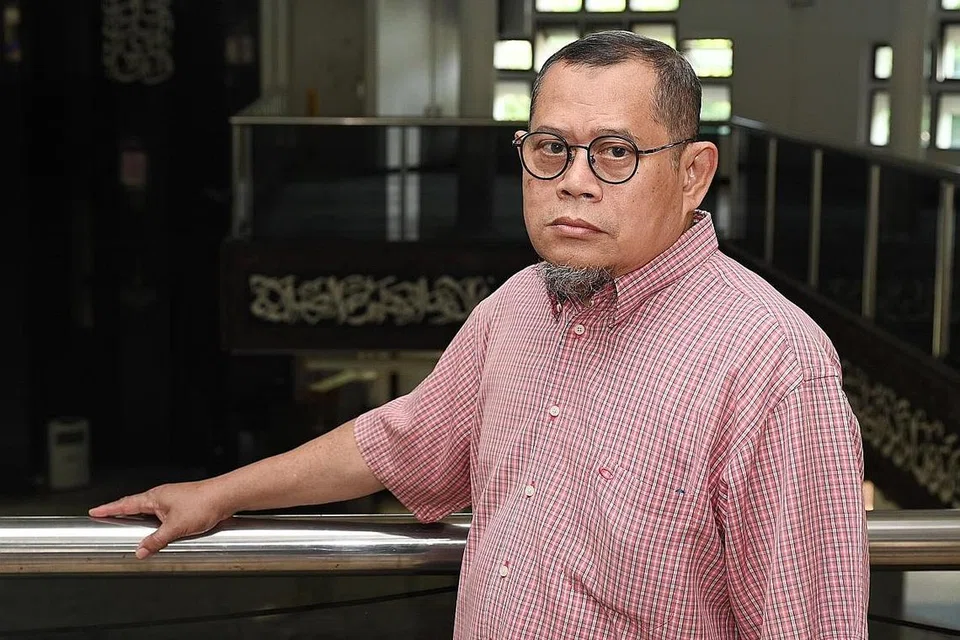 MENABUR BAKTI: Dua relawan Masjid Darul Makmur, Encik Sulaiman Adjis (gambar atas) dan Cik Sarimah Tajudin berkata masa dan tenaga yang diluangkan di masjid memberi mereka kepuasan yang mendalam. - Foto-Foto BH oleh KHALID BABA