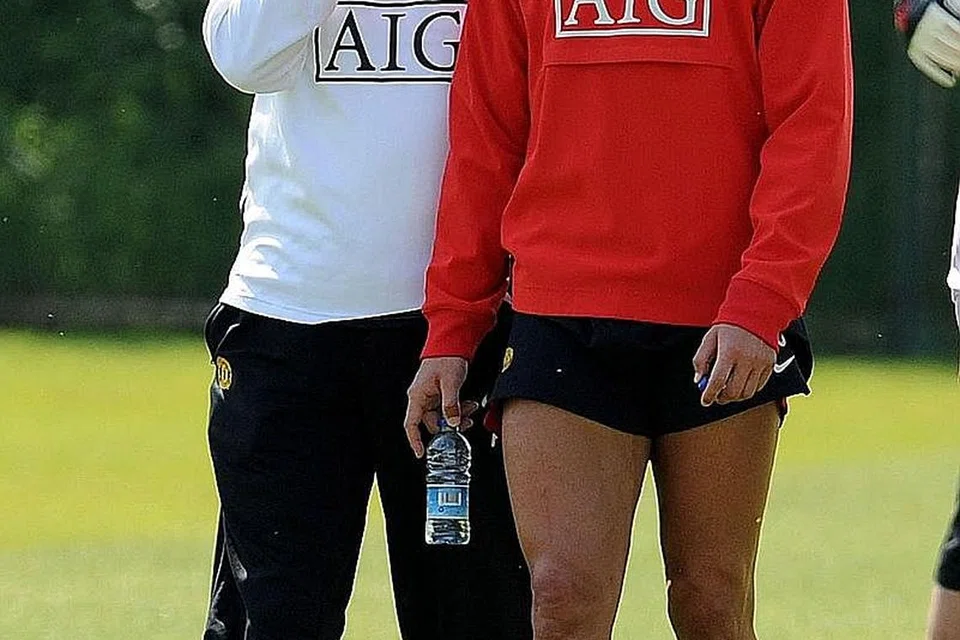 DEDIKASI: (Atas) Cristiano Ronaldo bersama Sir Alex Ferguson dalam gambar fail yang diambil pada 15 Mei 2008.- Foto AFP, REUTERS