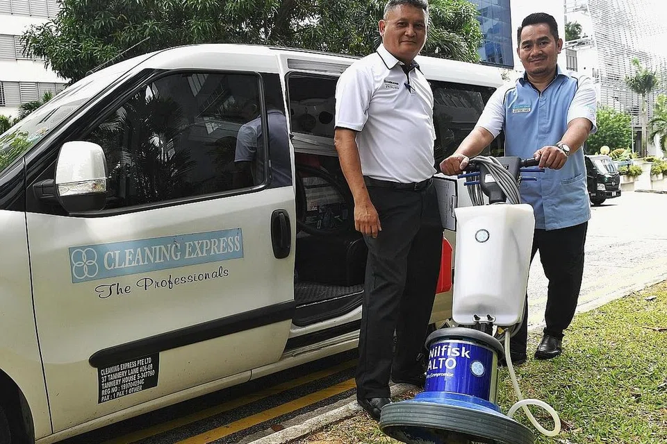 BANTU PEKERJA: Penolong pengurus operasi di Cleaning Express Atalian, Encik Abdul Rashid Md Salleh (kiri), berkata sekitar 70 pekerja Malaysia di syarikatnya, termasuk Encik Samsuddin Mohamad, disediakan tempat di Concorde Hotel Singapore dan Fortuna Hotel buat dua minggu ini sedang Perintah Kawalan Pergerakan di Malaysia dilaksanakan. - Foto BH oleh KHALID BABA