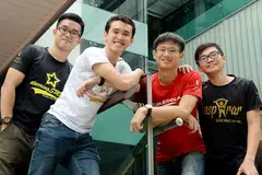 MANFAATKAN KHIDMAT: (Dari kiri) Encik Jared Liew Jian Wei, Encik Mohamed Syuaib, Encik Tan Liang Choon dan Encik Ong Bin Koon adalah antara pelajar yang memanfaatkan program khidmat kemasyarakatan anjuran SMU. - Foto ZAINAL YAHYA