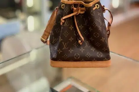 Kedai Bag It! di Far East Plaza menawarkan pelbagai pilihan barangan mewah terpakai daripada jenama terkemuka seperti Louis Vuitton dan Burberry, selain jenama lain seperti Dior.