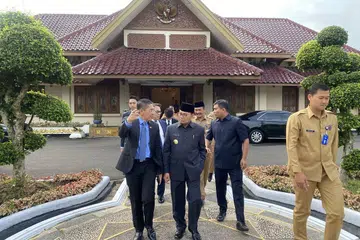 PERKUKUH HUBUNGAN NIAGA: Dr Maliki (kiri) bertemu dengan Gabenor Jambi, Bapak Fachrori Umar (kanan). - Foto MFA