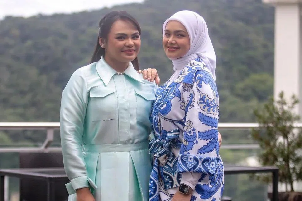 Datuk Seri Siti Nurhaliza (kanan) mengharapkan anak saudaranya, Ummi Umairah, dapat meneruskan legasi keluarga bahkan berkeupayaan menjadi penyanyi lebih baik daripadanya pada masa akan datang.