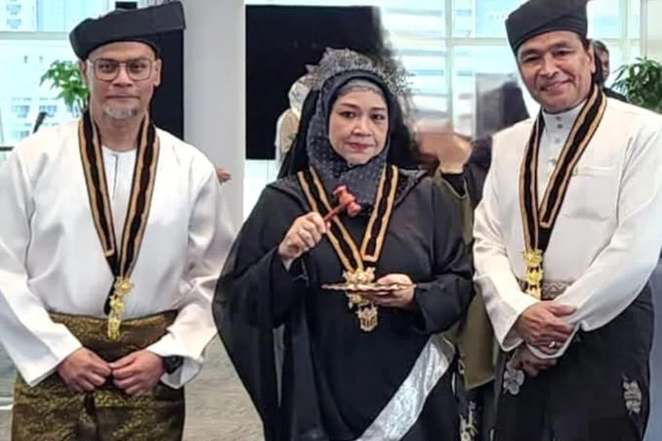 Tiga penulis buku ‘Jatuh Hukum’, (dari kiri) Mohd Khair Mohd Yasin, Khaziah Yem dan Azman Shariff, pada hari pelancaran pada 25 Januari.