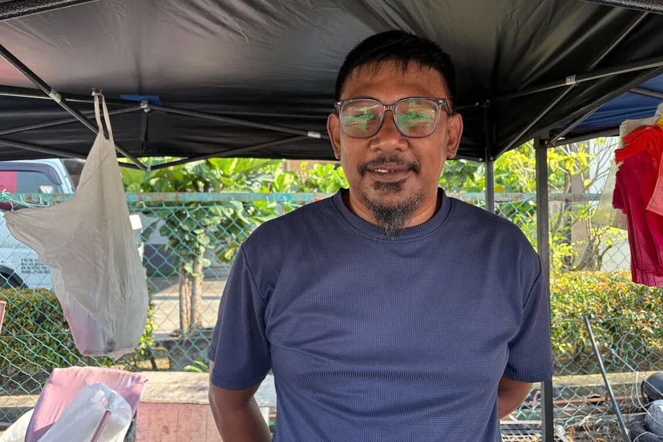 Peniaga air balang, Encik Haidzir Ahmad Hamdan, 41 tahun.