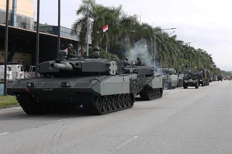 LALUI KAWASAN KEJIRANAN: Kenderaan berperisai Angkatan Bersenjata Singapura (SAF) sedang bersiap sedia sebelum berarak ke kawasan kejiranan. Tahun ini perarakan kenderaan telah melalui kawasan tersebut termasuk beberapa kawasan tertentu dan akan memberi sanjungan kepada pekerja barisan depan. - Foto BH oleh TIMOTHY DAVID 