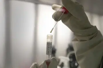 Singapura menghantar kit diagnostik yang boleh menjalankan 3,000 ujian dan mesin rantaian polimerase (PCR) bagi ujian Covid-19 ke Brunei. 