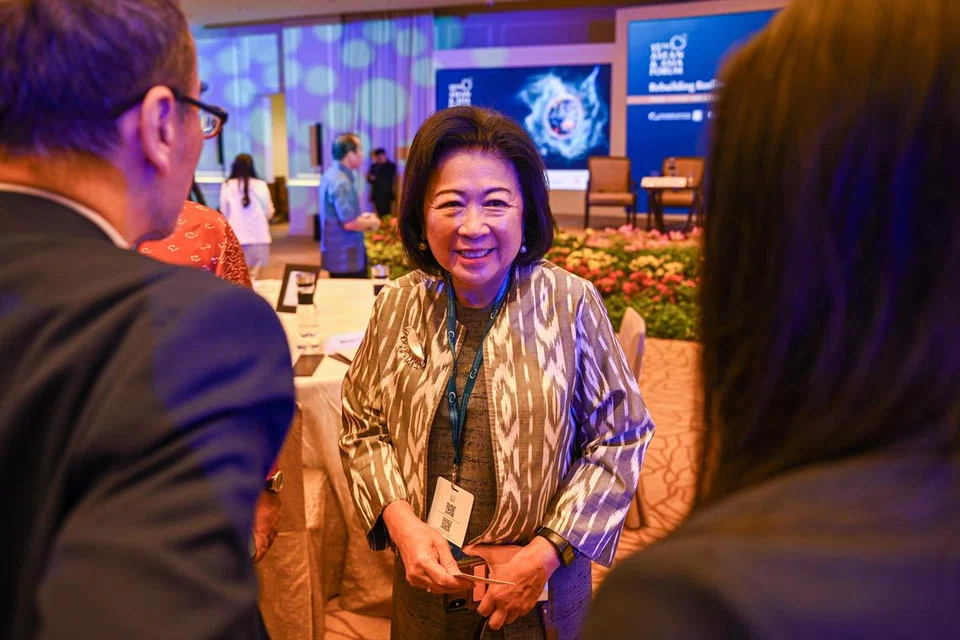 Profesor  Mari  Elka Pangestu, yang juga mantan Menteri Perdagangan Indonesia dan Menteri Pelancongan dan Ekonomi Kreatif  semasa di Forum Asean dan Asia ke-15 di Hotel The Fullerton Hotel Singapura.