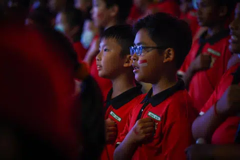 IKRAR NEGARA BERGEMA DI PADANG: Sebelum pertunjukkan NE yang kedua menutup tirainya, murid-murid melafazkan ikrar beramai-ramai dengan satu nada dan suara.