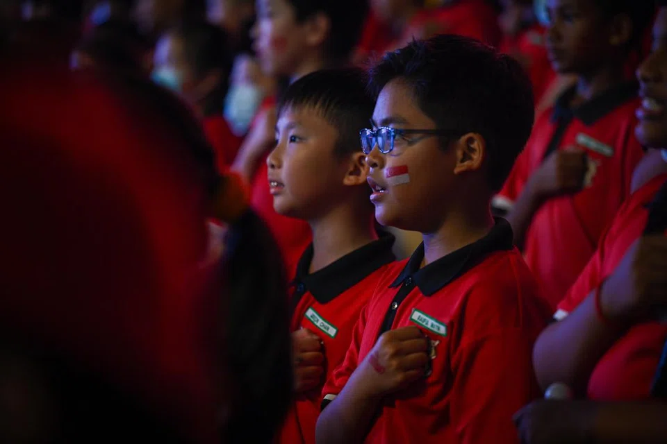 IKRAR NEGARA BERGEMA DI PADANG: Sebelum pertunjukkan NE yang kedua menutup tirainya, murid-murid melafazkan ikrar beramai-ramai dengan satu nada dan suara.
