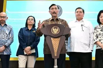Encik Luhut Binsar Pandjaitan (tengah), Pengerusi Majlis Ekonomi Nasional Indonesia, mengumumkan inisiatif aplikasi super GovTech pada 19 Mac 2025.