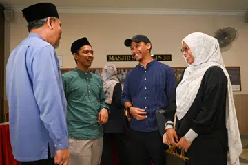 USAHA MEMANTAP HUBUNGAN SUAMI ISTERI:  Cik Natasha Al-Rashidi (paling kanan) bersama suaminya, Encik Aiman Faiz Abdul Wahab (kedua dari kanan) dan naib kadi mereka,  Ustaz Ahmad Khushairi (kedua dari kiri) dan Ustaz Nor Razak Bakar (paling kiri) selepas menghadiri acara Forum Bersamamu yang diadakan di Masjid Sultan baru-baru ini.