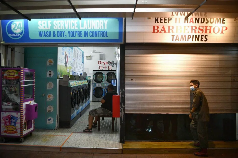 LEBIH BANYAK KEDAI DITUTUP: Tukang gunting rambut, Cik Siti Nurshaffikah Zainuddin Teo, menutup kedai gunting rambut Keep It Handsome Tampines pada sekitar 11.20 malam kelmarin, menyusuli pengumuman bahawa khidmat gunting rambut dikeluarkan daripada senarai perkhidmatan penting mulai 11.59 malam kelmarin. Lebih banyak perniagaan perkhidmatan penting lain juga dikehendaki ditutup. Antara yang ditutup ialah kedai bekalan bagi haiwan peliharaan dan khidmat dobi runcit, namun ia masih boleh menyediakan khidmat dalam talian dan penghantaran. Hanya kedai khidmat dobi yang beroperasi tanpa pekerja dibenarkan terus dibuka. Kedai cermin mata pula, misalnya, perlu beroperasi hanya berdasarkan janji temu dan tidak lagi boleh menerima pelanggan tanpa janji temu. - Foto BH oleh ARIFFIN JAMAR