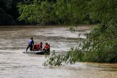 OPERASI MENCARI: Pasukan penyelamat menjalankan operasi mencari mangsa tragedi kepala air di Jeram Air Putih dekat di Kampung Teladas.