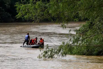 OPERASI MENCARI: Pasukan penyelamat menjalankan operasi mencari mangsa tragedi kepala air di Jeram Air Putih dekat di Kampung Teladas.