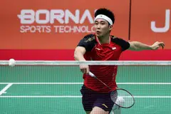 Pemain Singapura, Loh Kean Yew, beraksi semasa perlawanan suku akhir perseorangan lelaki badminton Sukan Asia Aichi-Nagoya 2026 menentang pemain nombor satu dunia dari Indonesia, Jonatan Christie, pada 27 September.