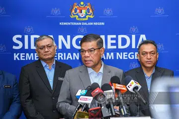 Menteri Dalam Negeri Malaysia, Datuk Seri Saifuddin Nasution Ismail (tengah), memaklumkan Jabatan Imigresen Malaysia akan memperkenalkan pas khas untuk membolehkan warga asing tinggal hingga 30 hari di Malaysia.