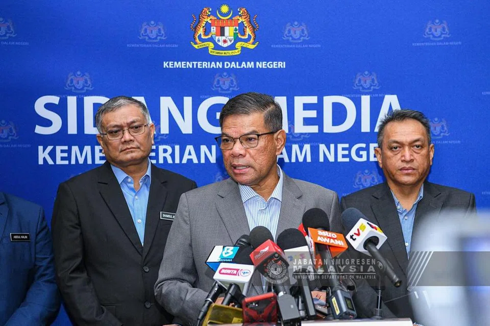 Menteri Dalam Negeri Malaysia, Datuk Seri Saifuddin Nasution Ismail (tengah), memaklumkan Jabatan Imigresen Malaysia akan memperkenalkan pas khas untuk membolehkan warga asing tinggal hingga 30 hari di Malaysia.