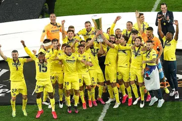 DISELUBUNGI KEGEMBIRAAN: Pemain Villarreal menyambut kemenangan mereka bersama trofi kejuaraan. - Foto EPA-EFE
