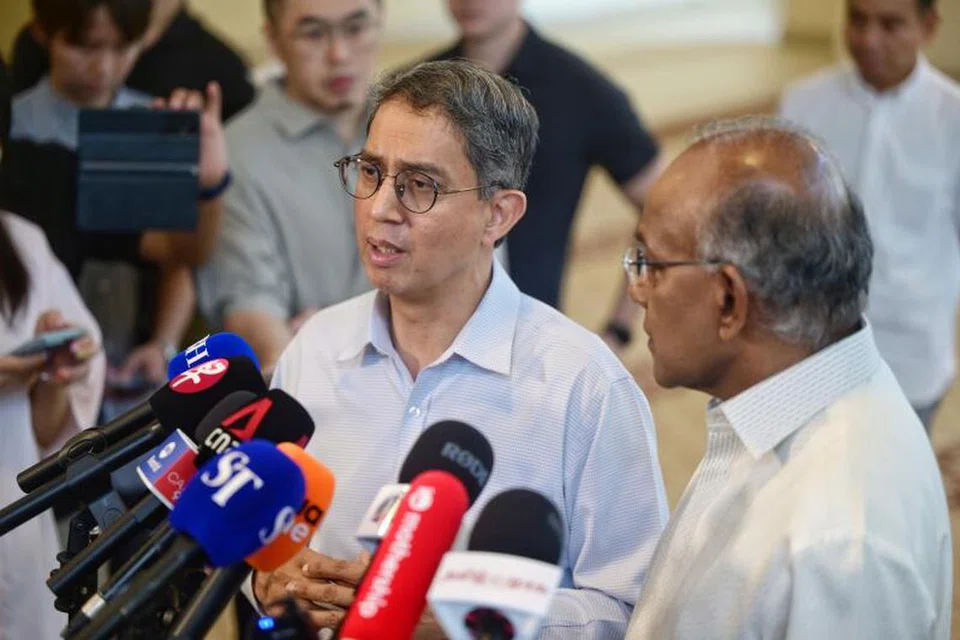 Menteri Negara (Ehwal Dalam Negeri merangkap Pembangunan Negara), Profesor Madya Dr Muhammad Faishal Ibrahim (kiri), berkata Singapura telah melihat “peningkatan yang mendadak” dari segi jumlah belia yang menjadi radikal dan trend ini amat membimbangkan. Bersama beliau ialah Menteri Ehwal Dalam Negeri merangkap Undang-Undang, Encik K. Shanmugam.