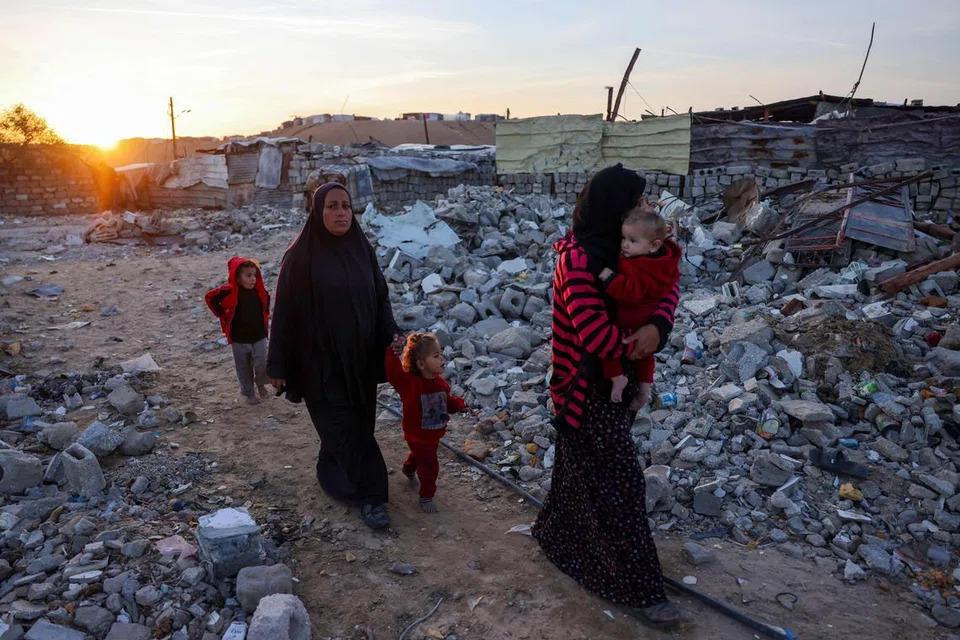 Pandangan menyayat hati... runtuhan bangunan yang musnah di sebuah kem sementara untuk pelarian Palestin di kawasan Nahr al-Bared, Khan Younis, di selatan Jaluran Gaza pada 9 Disember, di tengah-tengah perang yang berterusan antara Israel dengan kumpulan Hamas. 