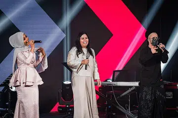 PENGALAMAN BARU: Anggota Parlimen GRC Sembawang, Cik Mariam Jaafar (tengah), yang menggunakan nama pentas 'Kakak MJ' gembira dapat sebar pesanan tentang berpada-pada beraya dalam wabak Covid-19 sambil menyanyi dengan Mawar Berduri (kiri) dan 2KangKata. - Foto MAEC WOODLANDS