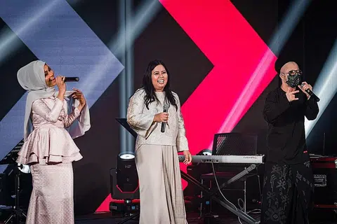 PENGALAMAN BARU: Anggota Parlimen GRC Sembawang, Cik Mariam Jaafar (tengah), yang menggunakan nama pentas 'Kakak MJ' gembira dapat sebar pesanan tentang berpada-pada beraya dalam wabak Covid-19 sambil menyanyi dengan Mawar Berduri (kiri) dan 2KangKata. - Foto MAEC WOODLANDS