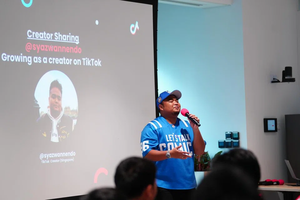 Syazwan Hakim (pempengaruh TikTok) atau juga dikenali sebagai ‘Syazwannendo’, berkongsi tentang perjalanannya sebagai pencipta kandungan dengan peserta Kem Wartawan Muda, Gen G, di pejabat TikTok Singapura.