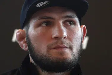 DAKWA DIRI ATLET MMA TERBAIK: Semasa mengumumkan persaraannya, Khabib Nurmagomedov berkata beliau seharusnya digelar atlet terbaik MMA dalam sejarah. Beliau meninggalkan sukan itu dengan rekod sempurna 29-0 (lapan knockout (KO) dan 11 penyerahan kalah. - Foto EPA-EFE 