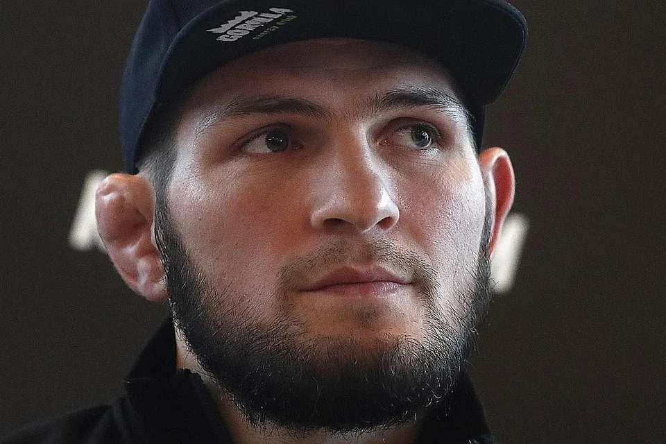 DAKWA DIRI ATLET MMA TERBAIK: Semasa mengumumkan persaraannya, Khabib Nurmagomedov berkata beliau seharusnya digelar atlet terbaik MMA dalam sejarah. Beliau meninggalkan sukan itu dengan rekod sempurna 29-0 (lapan knockout (KO) dan 11 penyerahan kalah. - Foto EPA-EFE 