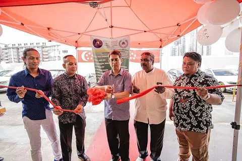SOKONG BEKAS PESALAH: Dr Faishal (tengah) memotong reben di majlis pelancaran cawangan kedua Aziz Ah Oh Motor Trading di Textile Centre baru-baru ini, yang turut dihadiri (dari kiri), Eksekutif Operasi Aziz Ah Oh Motor Trading, Encik Zulazreen Zulkifli; Pengasas RSG, Encik Ramli Abdullah; Pemilik Aziz Ah Oh Motor Trading, Encik Aziz; dan Pengarah Aziz Ah Oh Motor Trading, Encik Mohamed Fadhil Mohamed Salleh. - Foto BH oleh NUR DIYANA TAHA