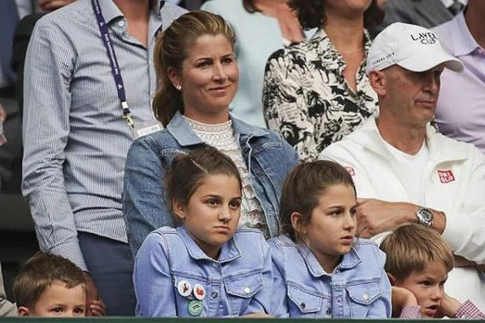 KELUARGA TURUT BERI SOKONGAN: Penampilan Federer dalam final Wimbledon turut disaksikan isterinya, Mirka, dan empat anaknya sepasang kembar perempuan dan sepasang kembar lelaki.