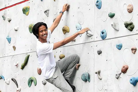 SERTAI KEGIATAN LASAK: Encik Aqil Luqman menyertai Program Asas Politeknik di Politeknik Republic kerana merasakan cara tersebut membolehkan beliau memenuhi cita-citanya menjadi jurulatih kembara. - Foto BH oleh BENJAMIN SEETOR