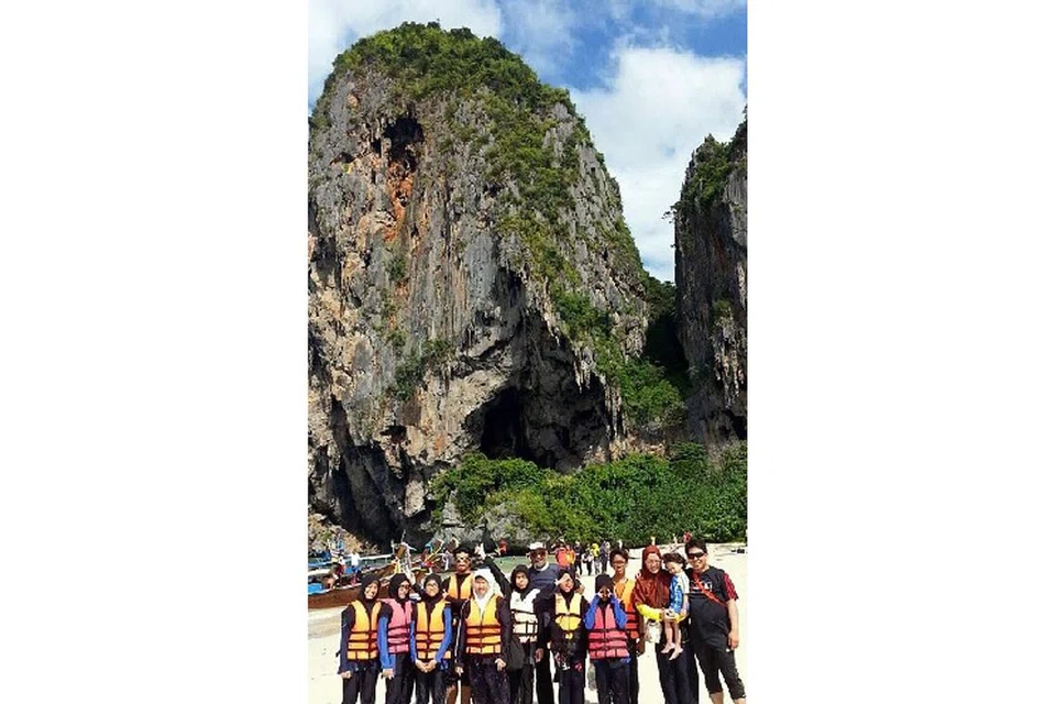 CUTI BERSAMA: Penulis (barisan depan, kiri) bersama keluarganya dan keluarga pak cik merakam gambar kenangan di Krabi. 