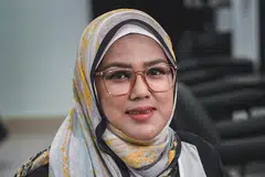 PAKAR DANDAN: Jurumekap selebriti Cik Fatimah Mohsin.
