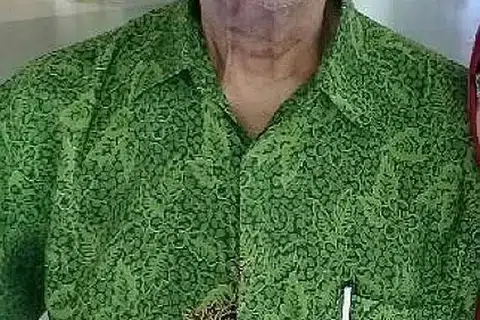 ALLAHYARHAM CIKGU AZIZ: Rebah semasa berada di sebuah pusat pemulihan di Kampung Admiralty kelmarin dan kemudian dikejarkan ke Hospital Khoo Teck Puat (KTPH). - Foto ihsan KELUARGA AZIZ FAKIR