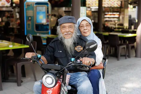 Encik Awi menghantar dan mengambil Cik Salamah dari sekolah setiap hari, menaiki alat mobiliti peribadinya (PMD).