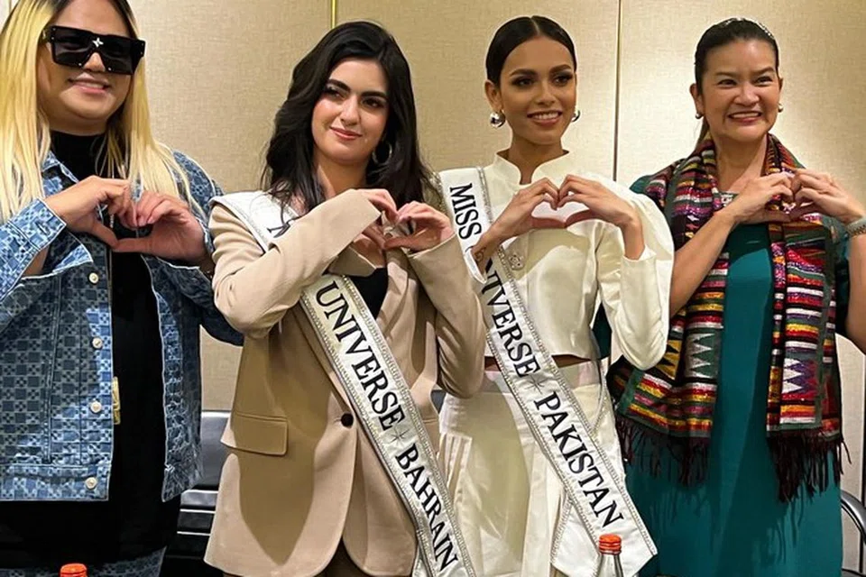 GALAK PELANCONGAN MUSLIM DI FILIPINA: Ratu Universe Bahrain, Cik Lujane Yacoub (dua dari kiri) dan Ratu Universe Pakistan, Cik Erica Robin (dua dari kanan) teruja terlibat dalam kempen menggalak masyarakat di Timur Tengah dan negara majoriti penduduk Islam ke Filipina. Di kanan ialah Setiausaha Bawahan Pelancongan Filipina, Cik Myra Paz Valderrosa-Abubakar manakala di kiri ialah Penganjur acara dari Yugen PR & Events di Dubai, Encik Josh Yugen.