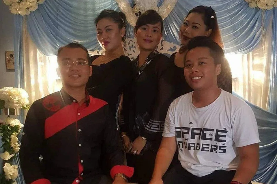 Allahyarham Zdulfika Ahakasah (kanan, duduk) bergambar bersama adik-beradik, antaranya Encik Radin Ilahi Ahakasah (kiri, duduk).