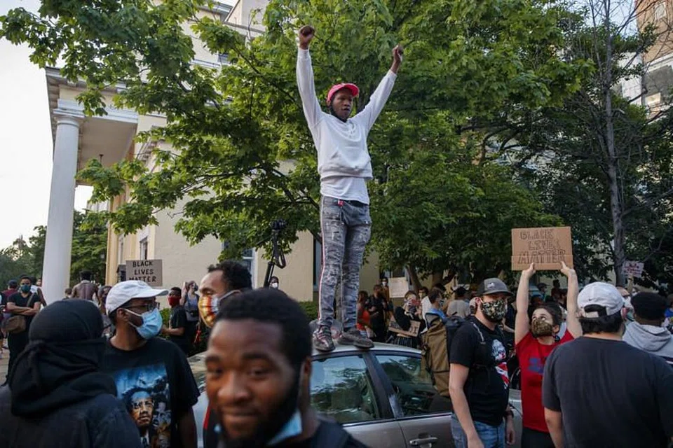 BANTAHAN RAKYAT: Warga Amerika Syarikat membantah tindakan melampau polis yang menyebabkan kematian warga Amerika berkulit hitam, George Floyd, semasa dalam tahanannya.