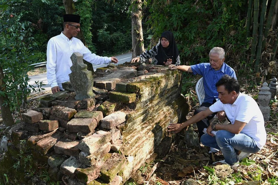 SINGKAP SEJARAH: Di sebalik semak hutan yang terletak berdekataan tapak laluan lari-lari anak menuju ke stesen kereta kabel Mount Faber, tersembunyi kira-kira 200 kubur di tapak perkuburan Marang di Marang Road. - Foto fail