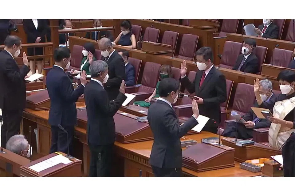 ANGKAT SUMPAH: Seramai 93 Anggota Parlimen (AP) mengangkat sumpah di upacara pembukaan Parlimen ke-14 semalam. Ini termasuk (dari kiri atas, ikut putaran jam) Menteri Pembangunan Sosial dan Keluarga, Encik Masagos Zulkifli Masagos Mohamad; Menteri Perdagangan dan Perusahaan, Encik Chan Chun Sing; Menteri di Pejabat Perdana Menteri (PMO), Cik Indranee Rajah; Menteri Pendidikan, Encik Lawrence Wong; Menteri Ehwal Luar, Dr Vivian Balakrishnan, Menteri Pengangkutan, Encik Ong Ye Kung dan Menteri di Pejabat Perdana Menteri (PMO), Dr Tan See Leng. - Foto GOV.SG 